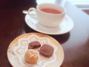 ミニシュークリームとクッキー、紅茶